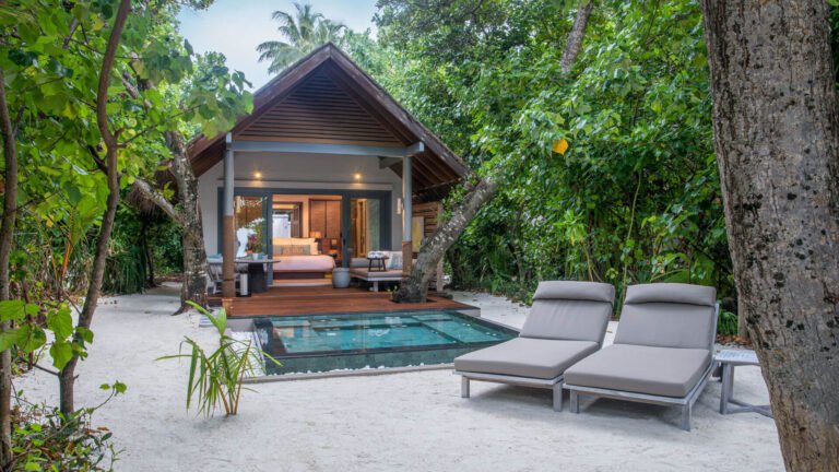 vakkaru-maldives-beach-spa-pool-villa-exterior-banner